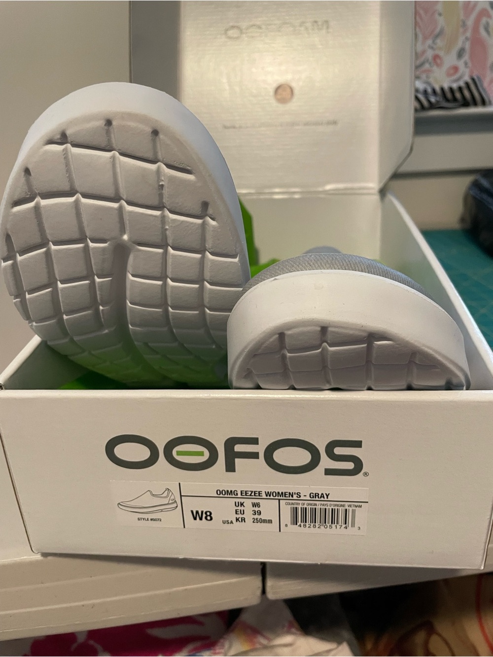 OOFOS Women's Slip-On Anti-Fatigue Sneakers 8W in Light Gray - Picture 3 of 5